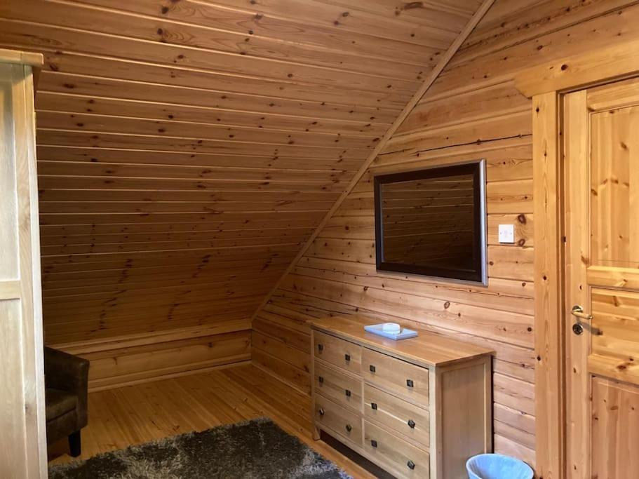 Red Squirrel Log Cabin With Hot Tub كيث المظهر الخارجي الصورة