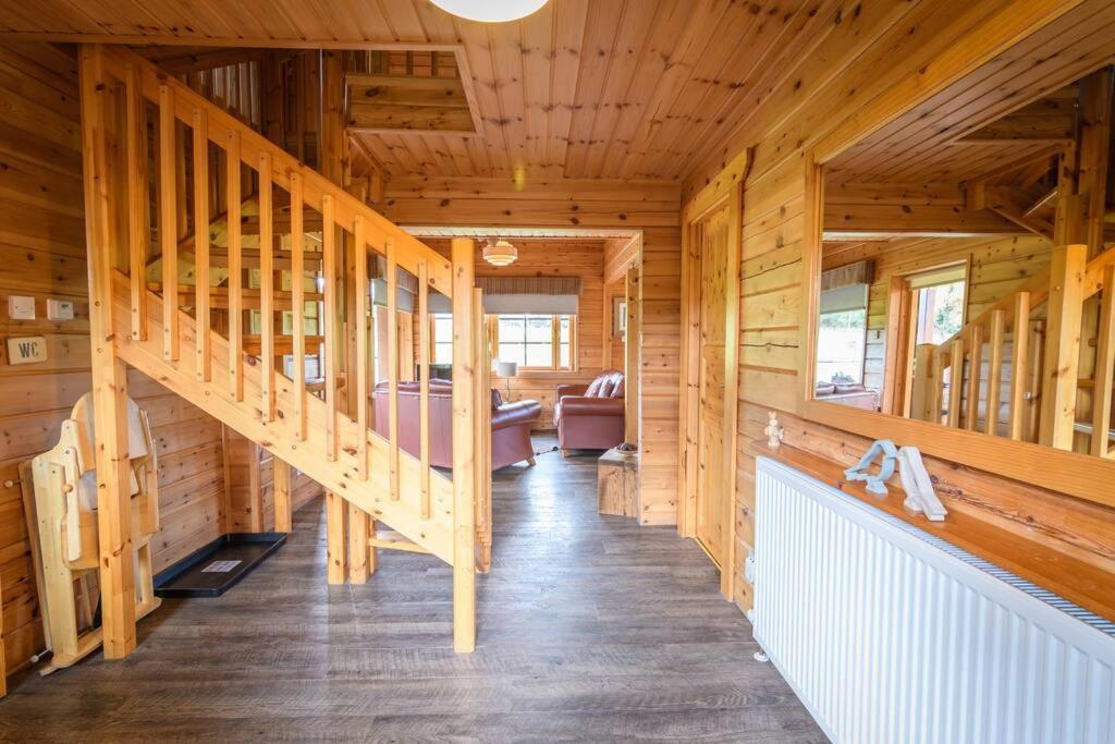 Red Squirrel Log Cabin With Hot Tub كيث المظهر الخارجي الصورة
