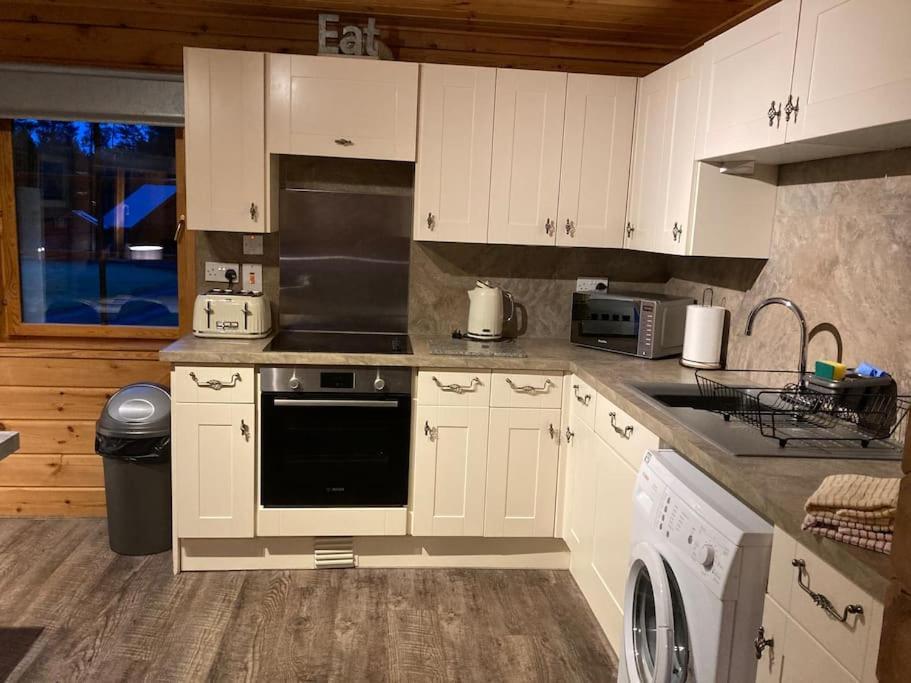 Red Squirrel Log Cabin With Hot Tub كيث المظهر الخارجي الصورة